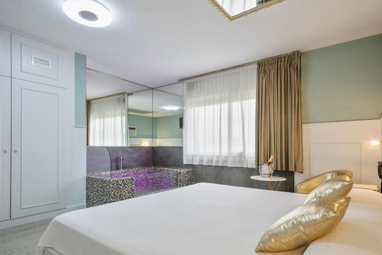 Suite with Spa Bath,1742800134:JPEG