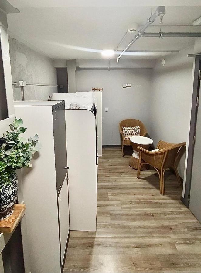 Tweepersoonskamer met 2 Aparte Bedden en Badkamer