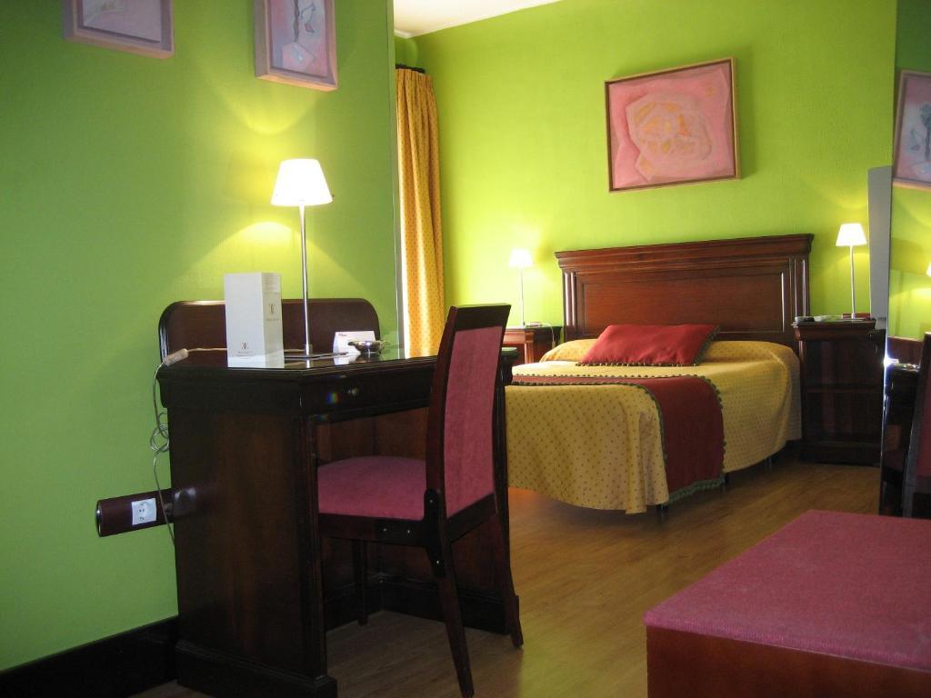 Zimmer mit Queensize-Bett und Whirlpool-Badewanne