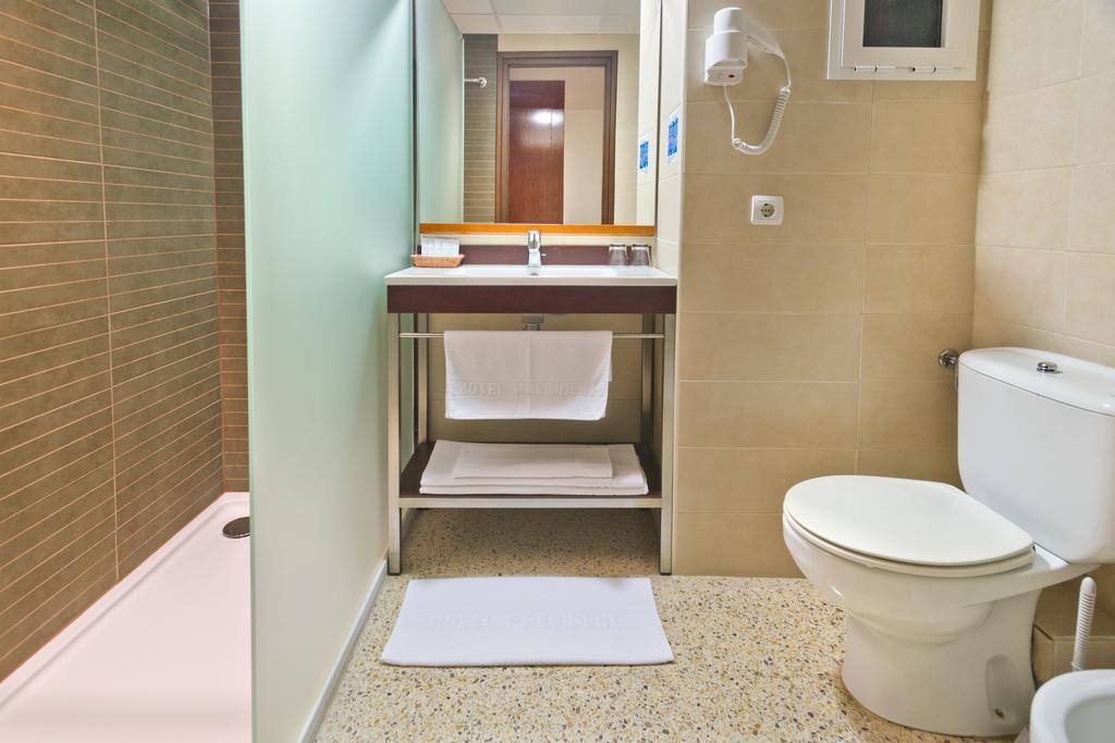 Dreibettzimmer mit Poolblick (2 Erwachsene + 1 Kind)
