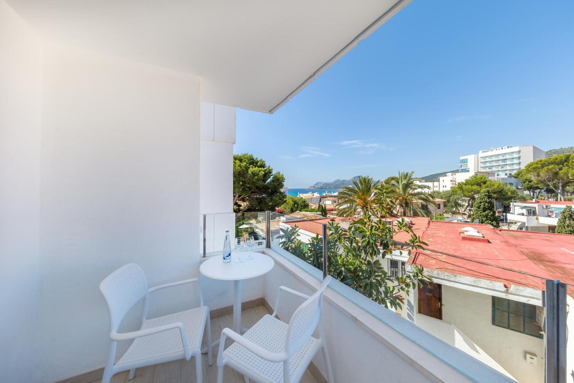 Superior Double Room with Partial Sea View