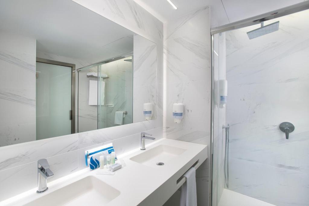 Double Room (2 Adults + 1 Child ),1319576512:JPEG