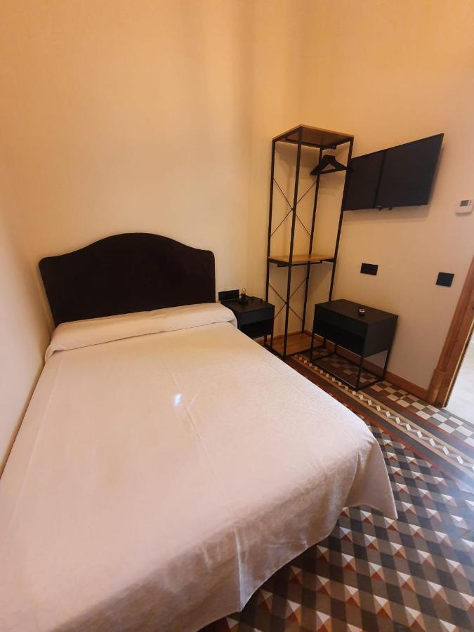 Standard Single Room with Shared Bathroom,1271872561:JPEG