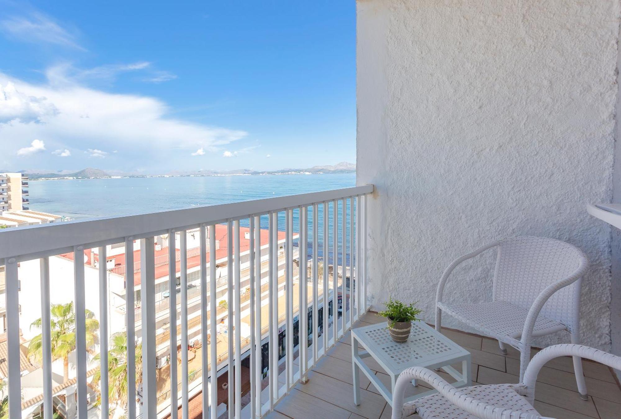 Double Room with Balcony and Lateral Sea View
