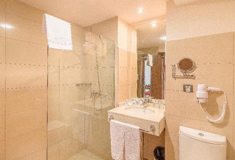 Twin Room (2 Adults + 1 Child),1324611379:JPEG