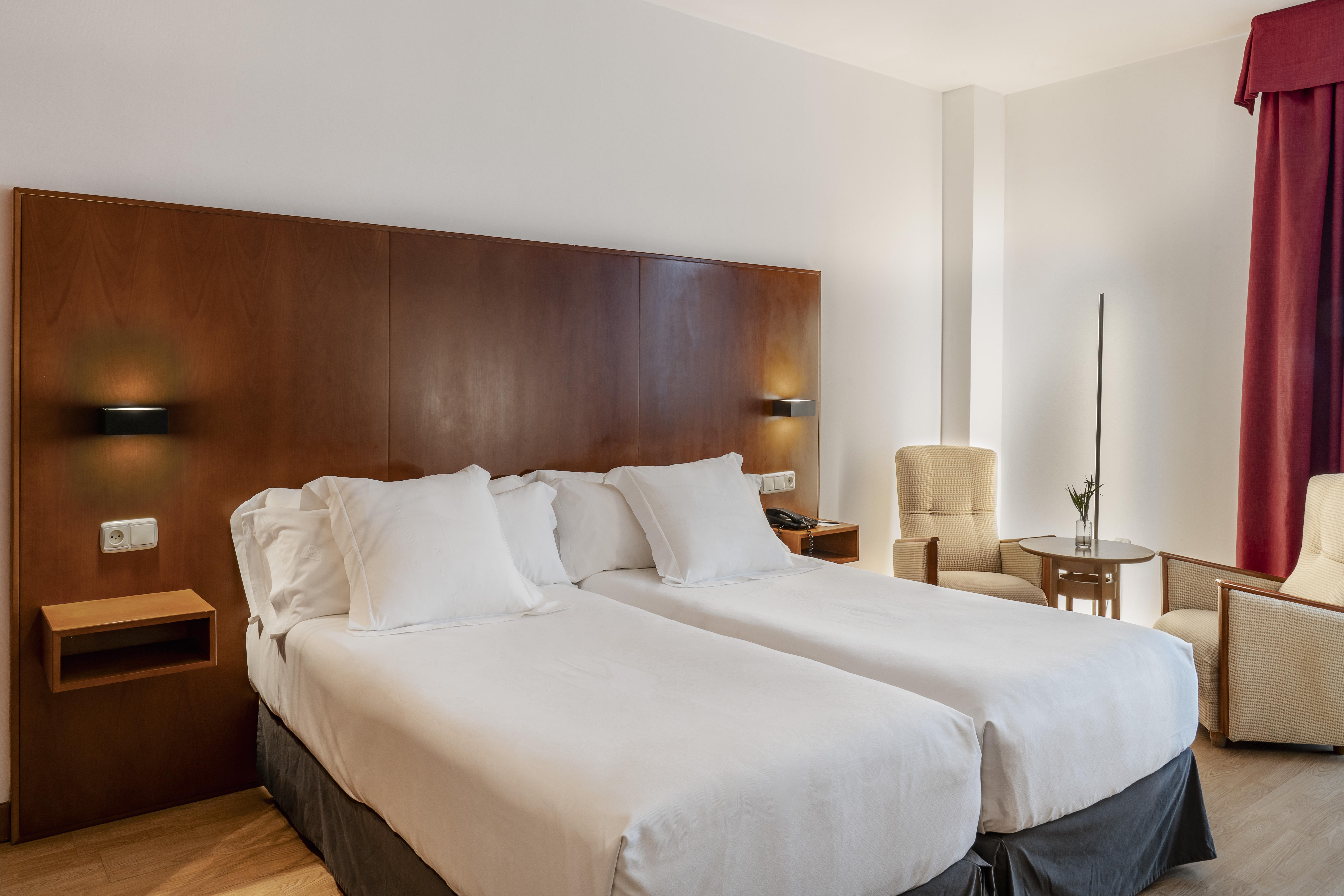 Two Connecting Rooms (4 people)