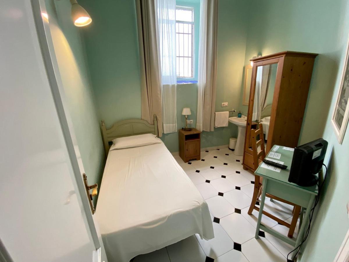 Single Room with Shared Bathroom,1293945520:JPEG
