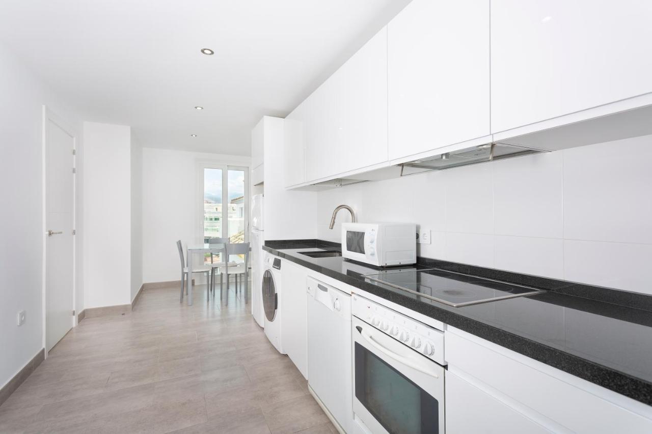 Deluxe Three-Bedroom Apartment with Sea View and Hot Tub