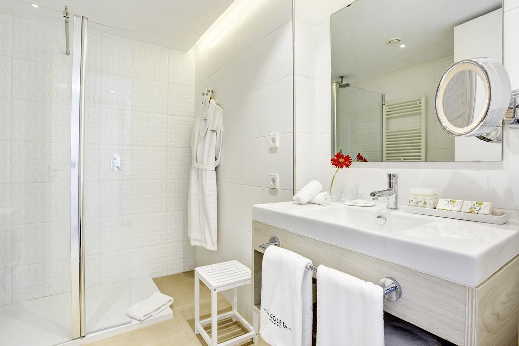 Standard Room with Partial Sea View
