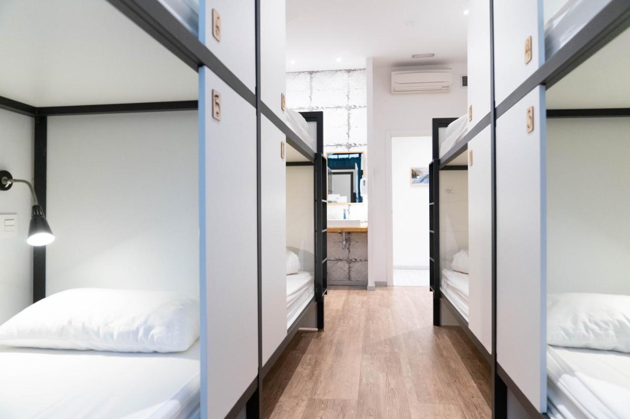 Posto Letto in Dormitorio Femminile con 8 Letti