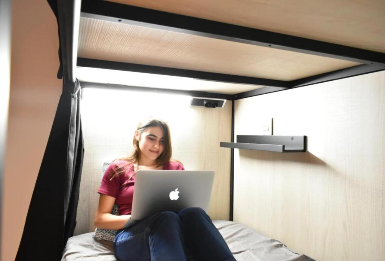 Einzelbett im gemischten Vier-Bett-Schlafsaal mit eigenem Bad