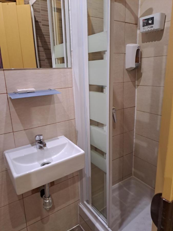 Quarto Econômico com 2 Camas de Solteiro