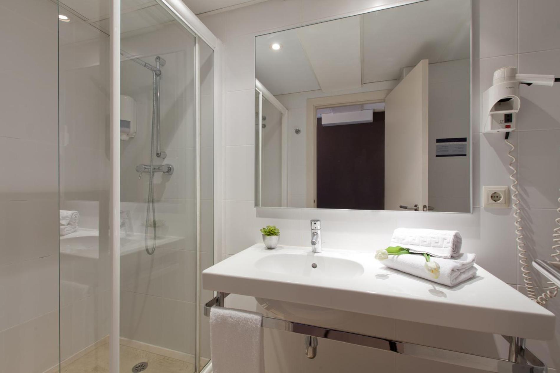Quarto com Cama de Casal ou 2 de Solteiro