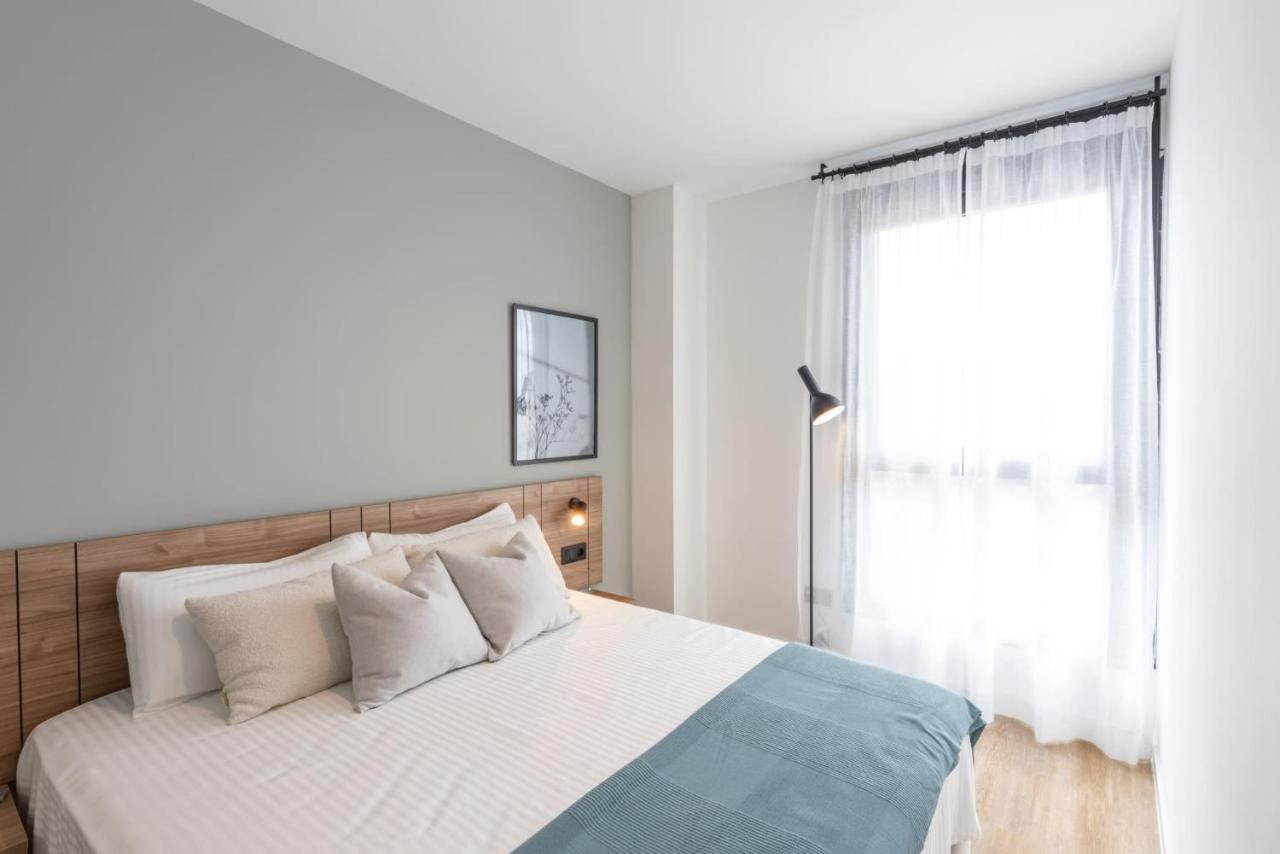 One-bedroom apartment with a partially accessible bathroom