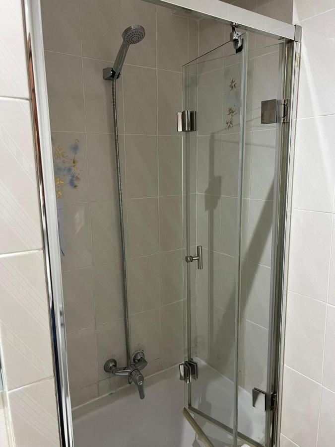 Single Room with Shared Bathroom,1494000511:JPEG