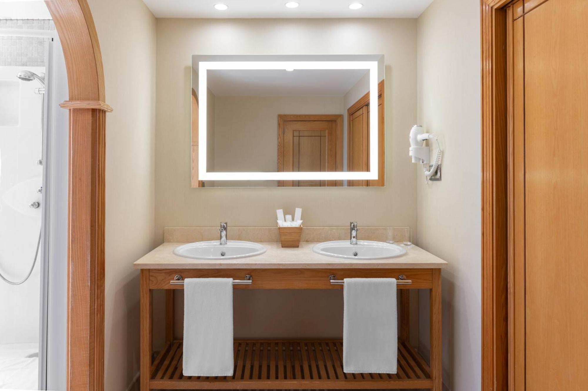 Junior Suite con Vista Mare (2 Adulti + 2 Bambini)