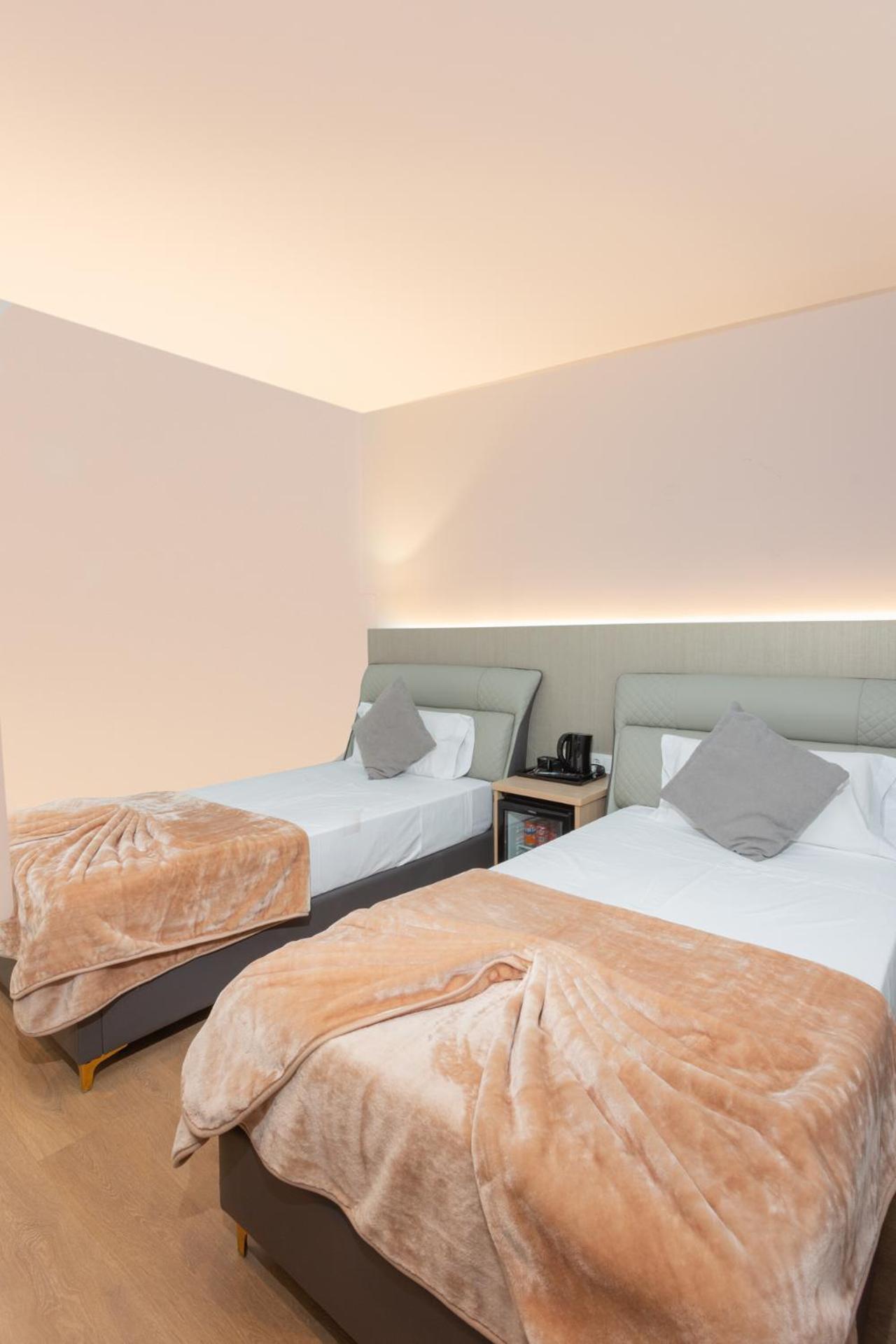 Twin Room,1469334344:JPEG