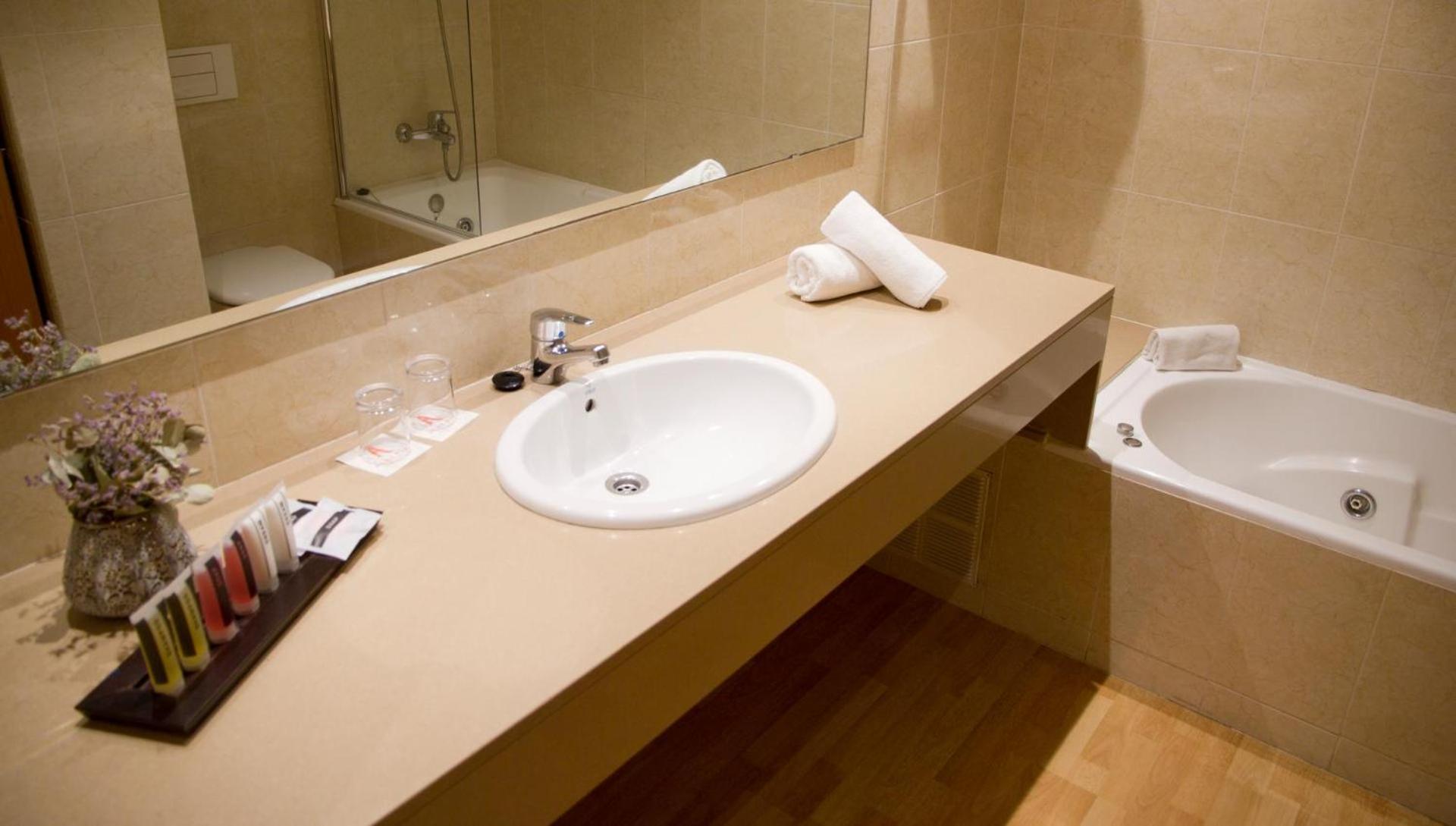 Chambre Triple - Vue sur la Piscine