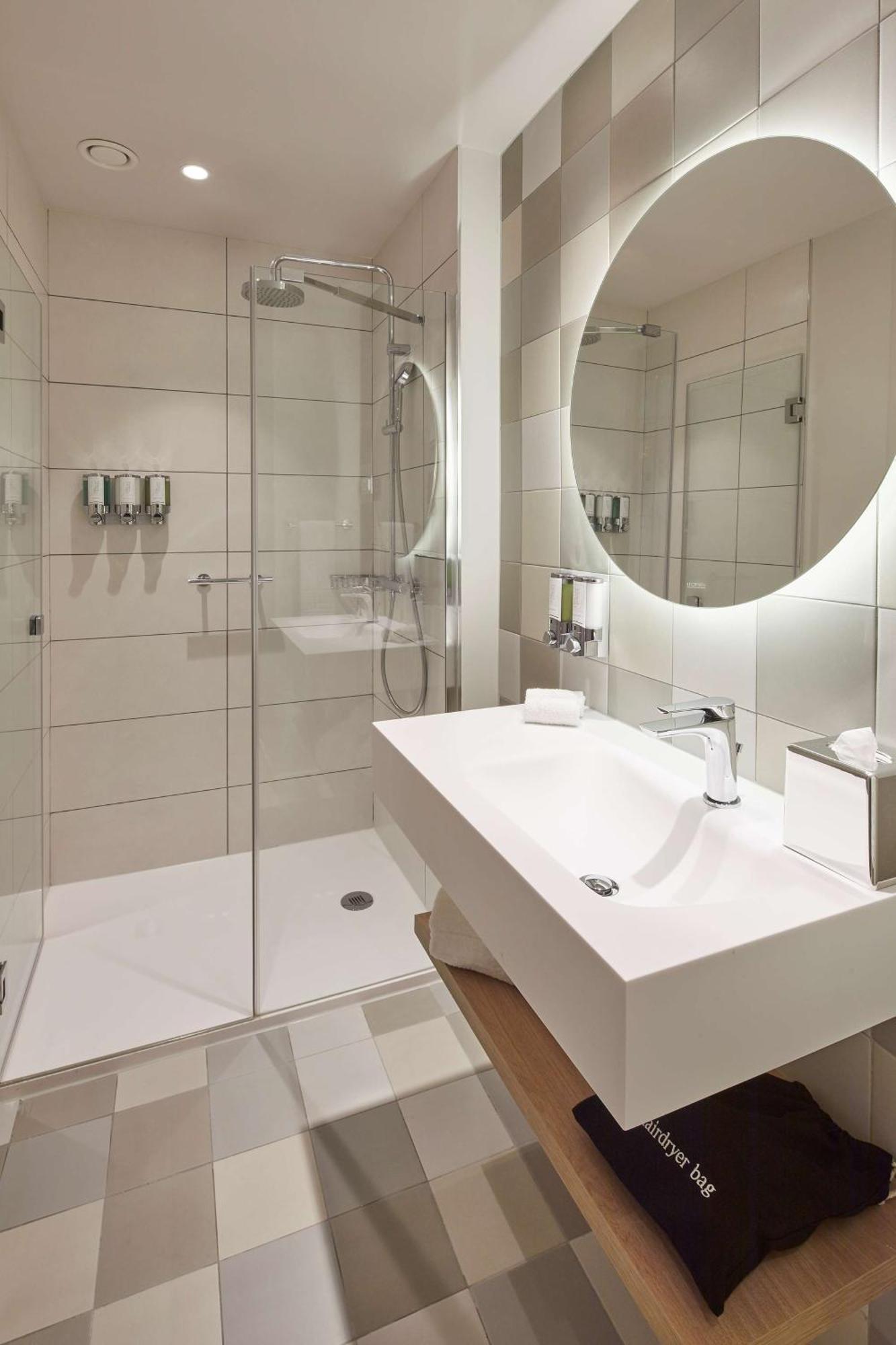 Queen Room - Accessible