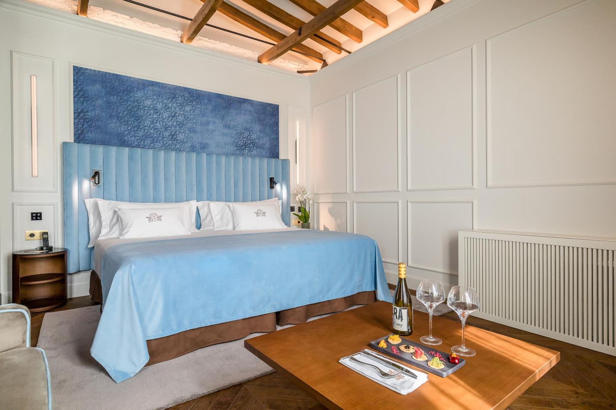 Royal Suite (2 Adults + 4 Children),1555922512:JPEG