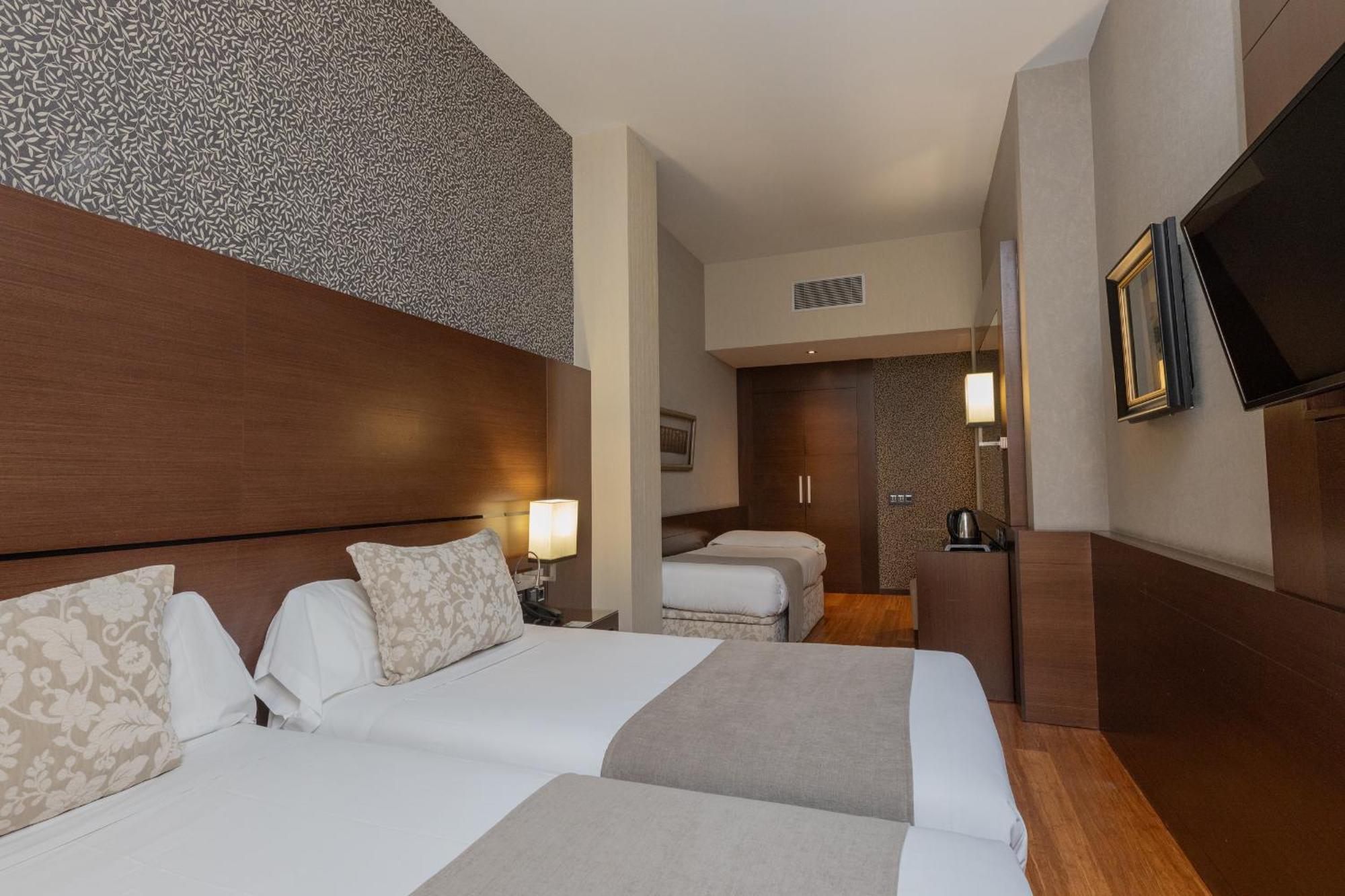 Quarto com 2 Camas de Solteiro e Cama Extra