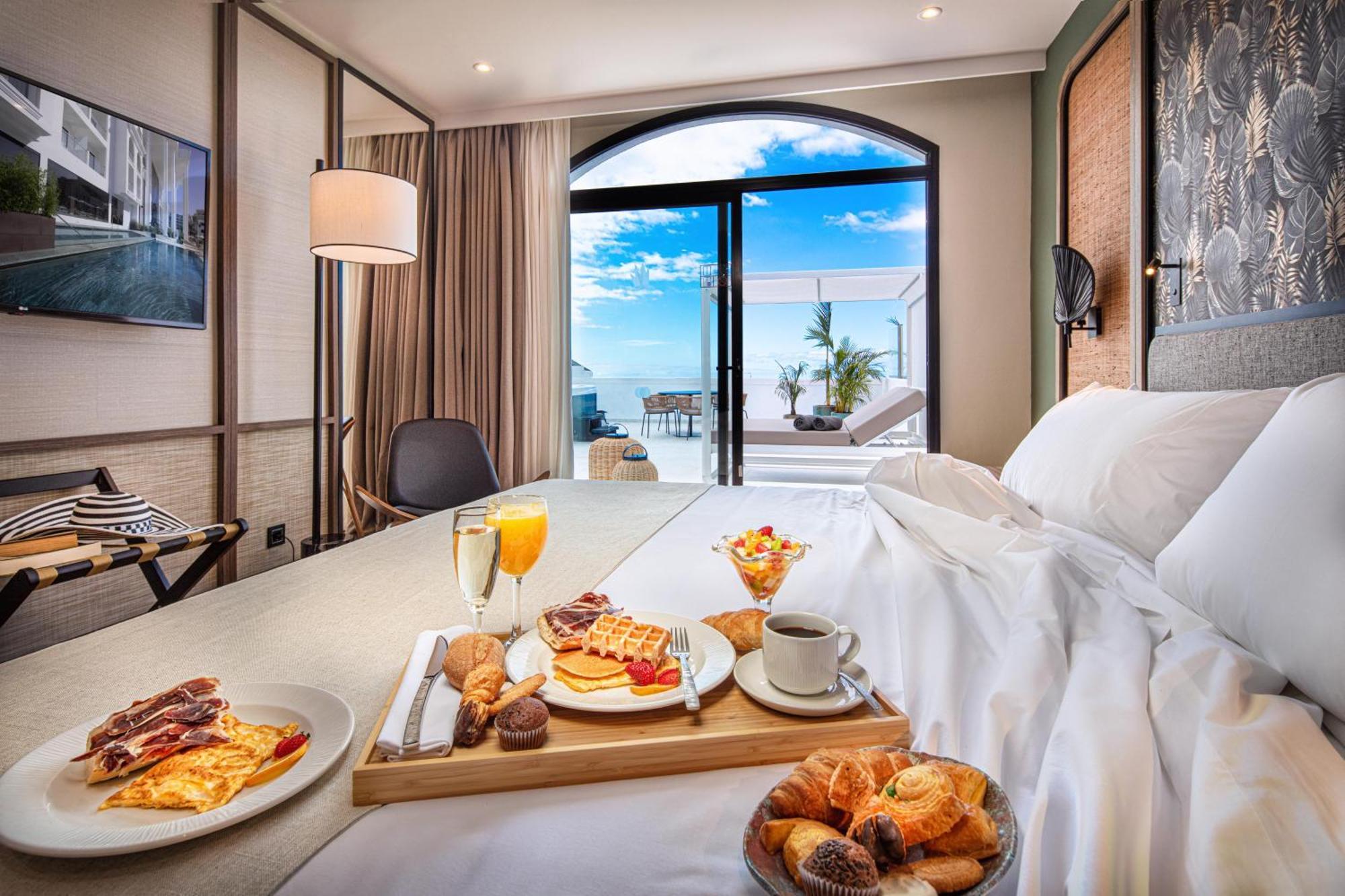Suite mit Meer- oder Poolblick, Terrasse, balinesischen Betten und Whirlpool