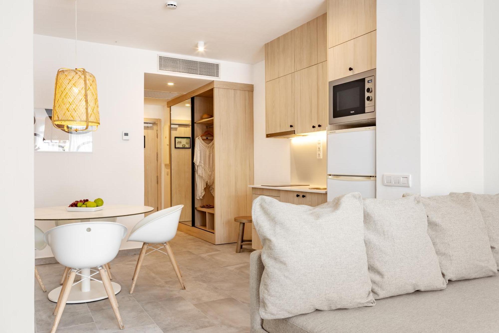 Suite mit Poolblick und Balkon