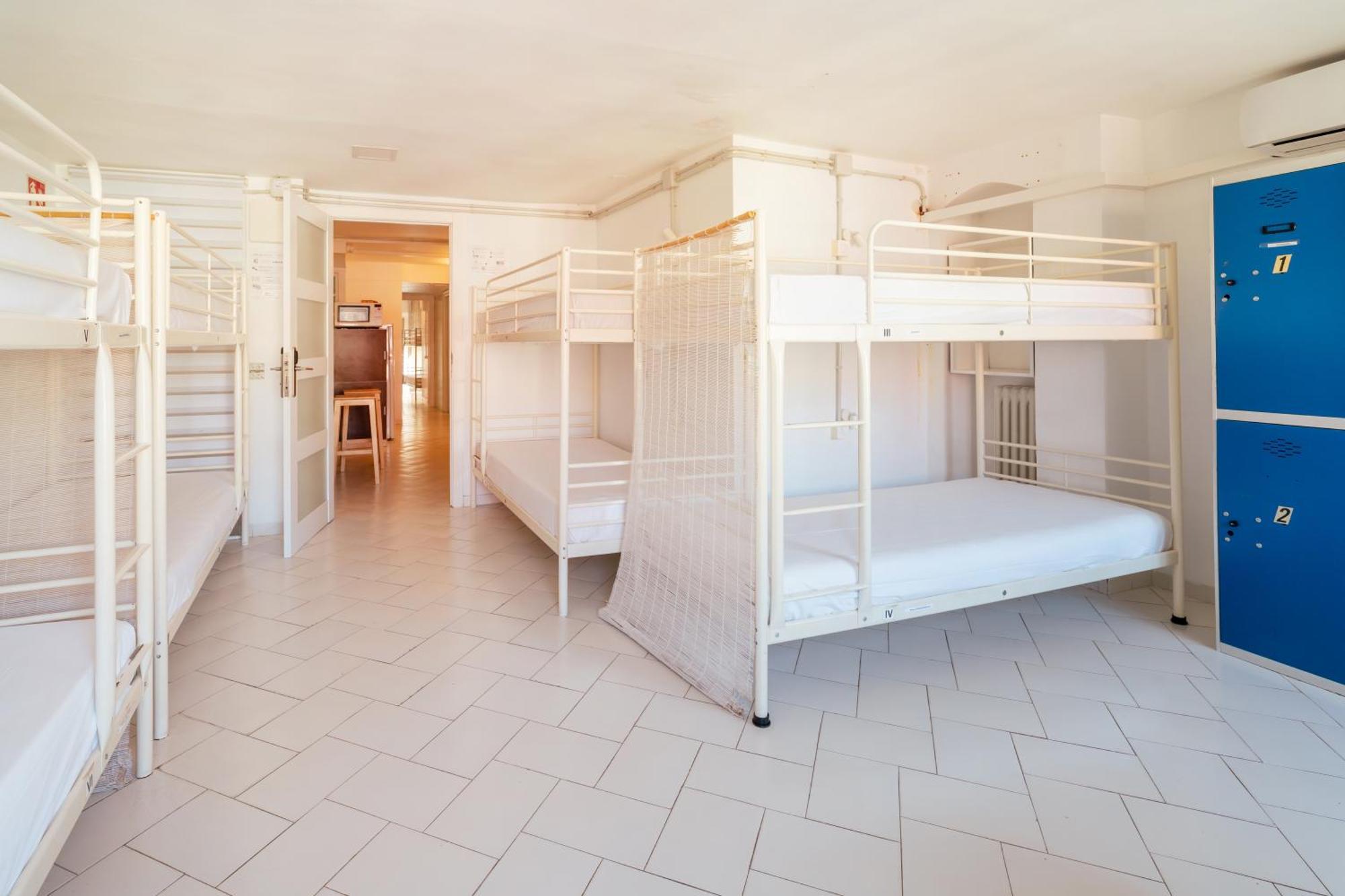 Bed 8-Bed Dormitory Room
