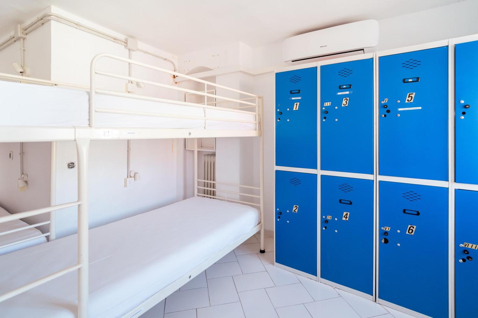 Bed 8-Bed Dormitory Room