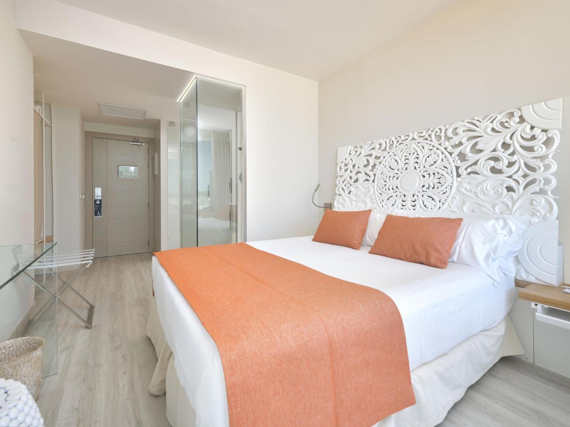 Quarto Make It Happen com Cama de Casal ou 2 de Solteiro e Vista Lateral do Mar