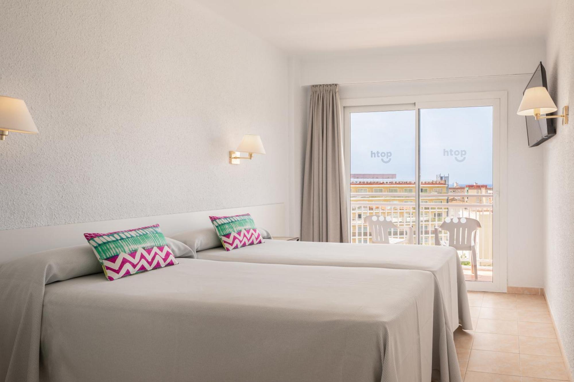 Camera Matrimoniale con Letto Supplementare e Vista Piscina (2 Adulti + 1 Bambino)