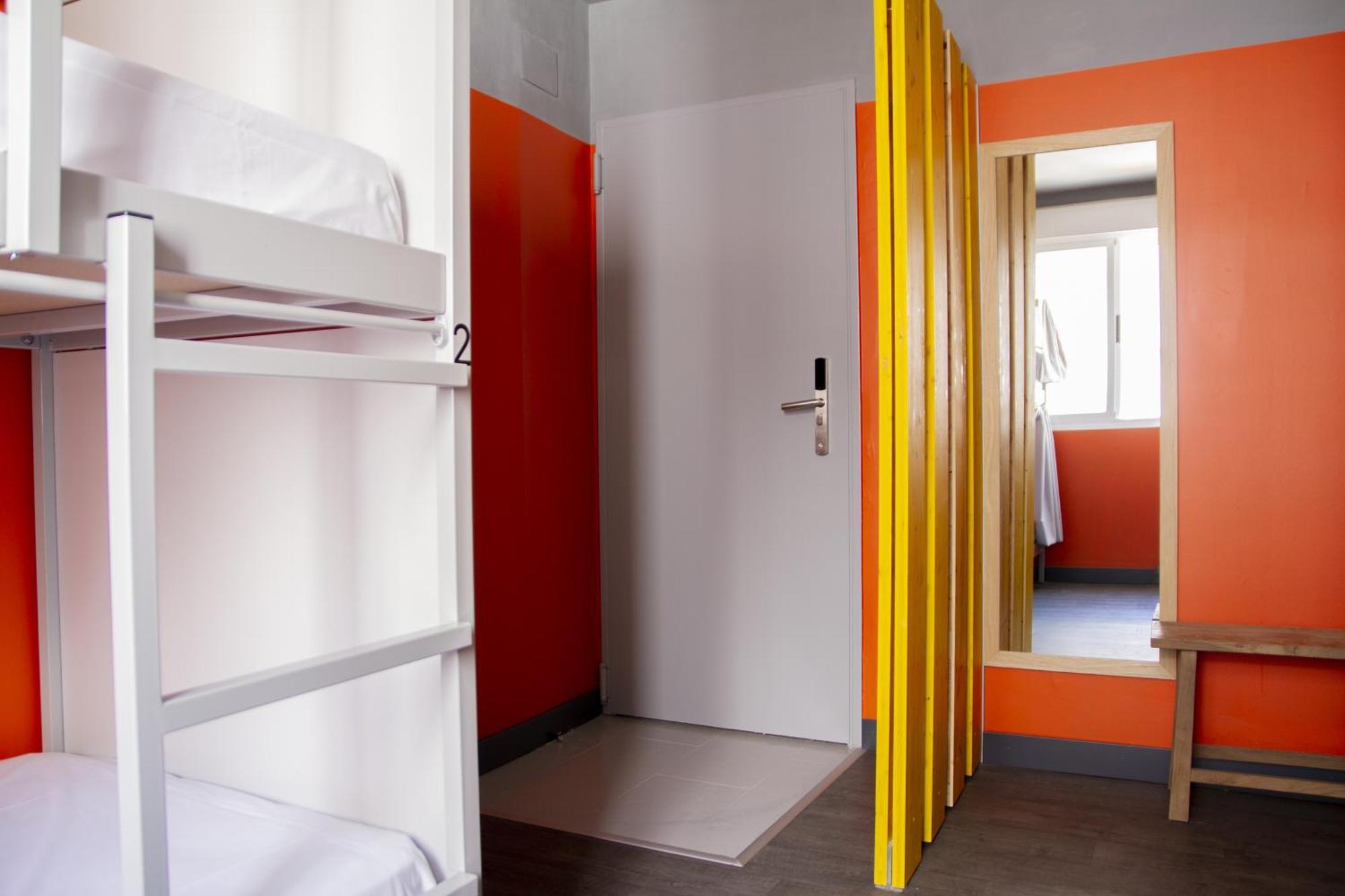 Cama em Dormitório Misto com 4 Camas e Banheiro Privativo
