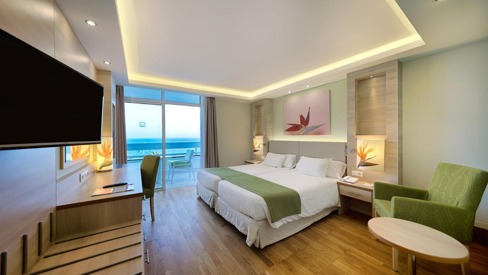 Tweepersoonskamer met Balkon en Uitzicht op Zee