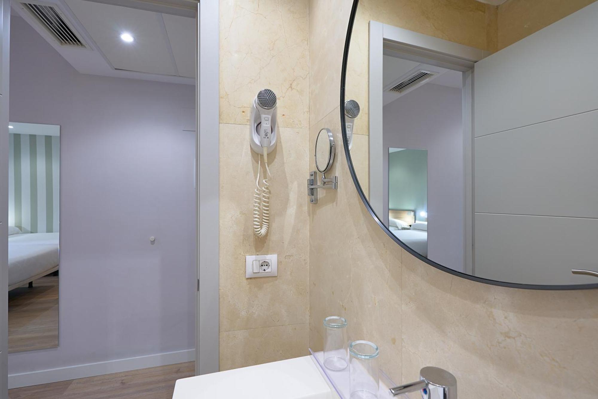 Deluxe Family Room,1604766621:JPEG