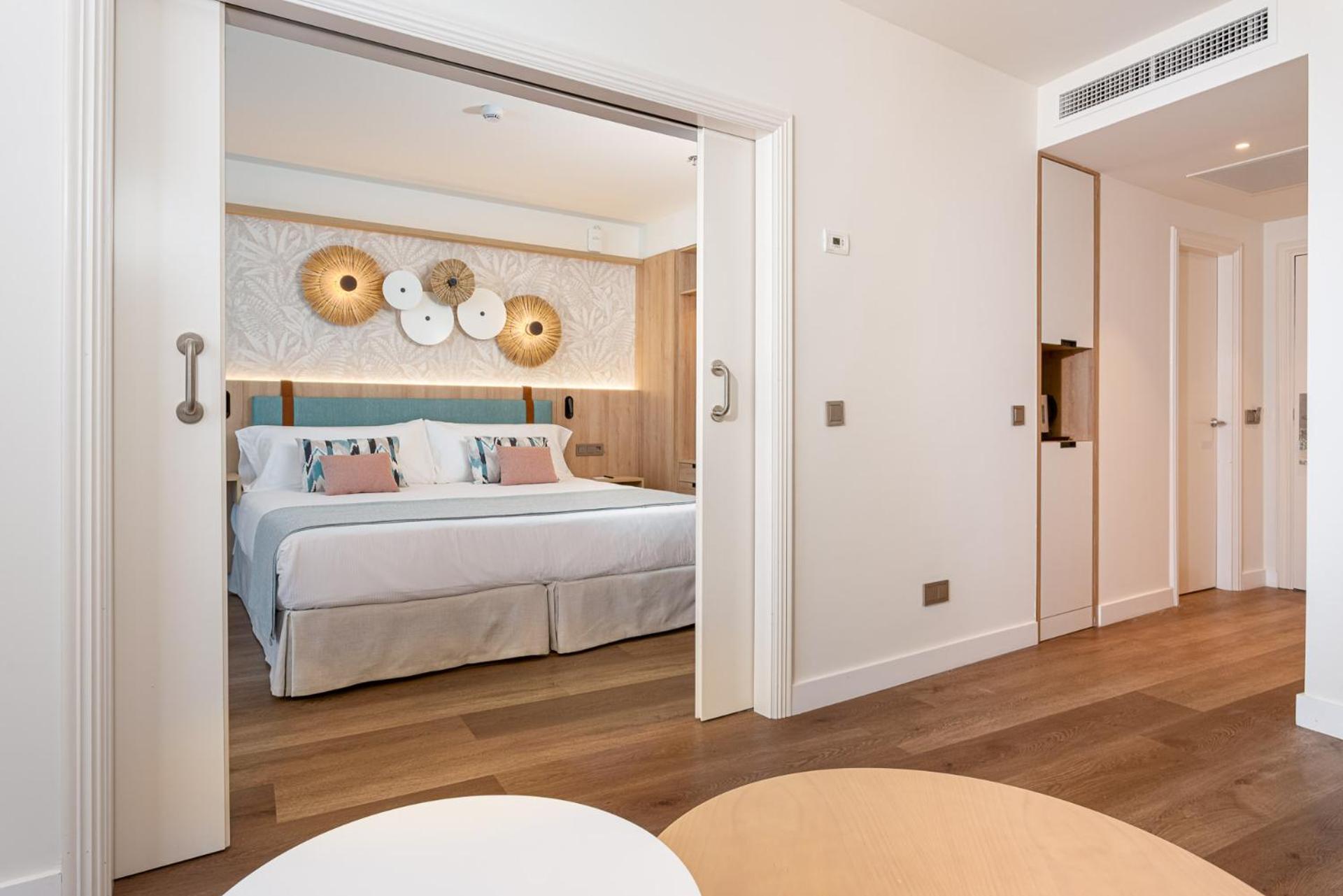 Suite con vistas a la piscina (3 adultos)