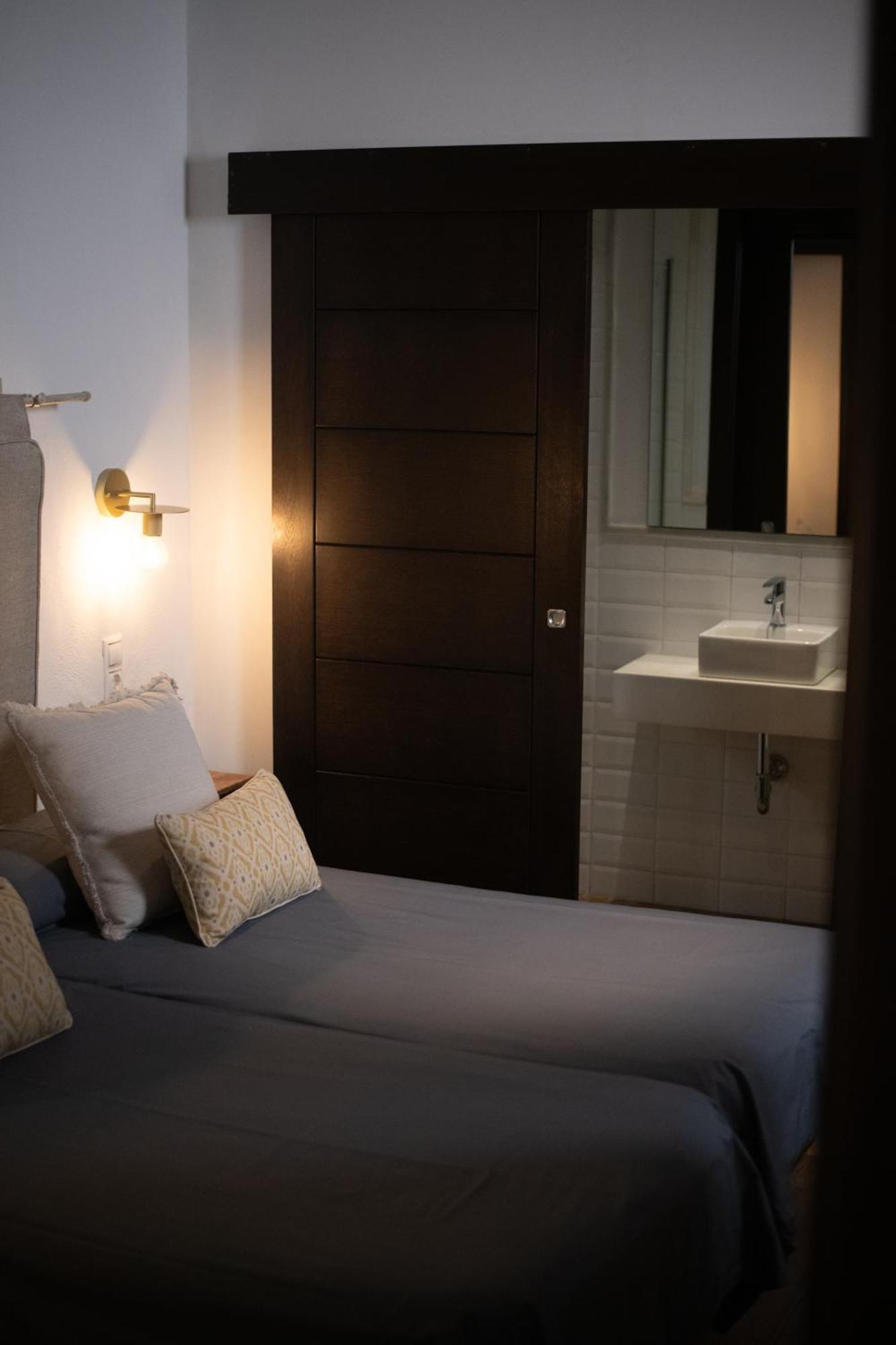 Twin Room,1612963616:JPEG