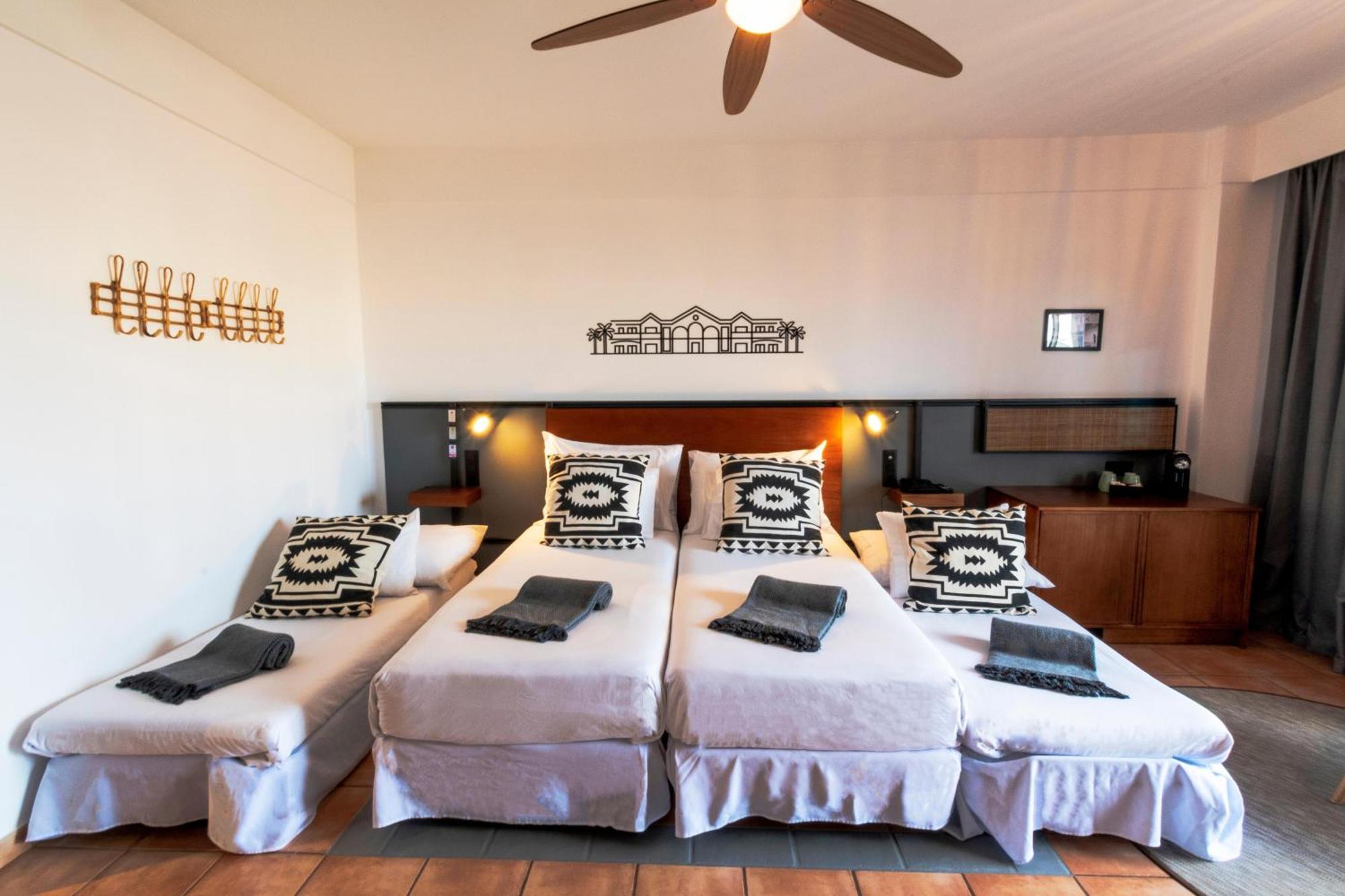 Doppelzimmer mit Poolblick (2 Erwachsene + 2 Kinder)