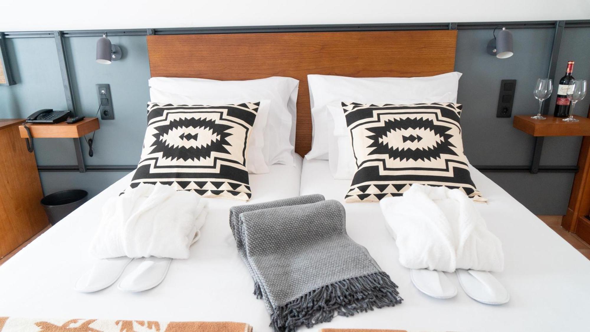 Premium Doppelzimmer mit Poolblick (2 Erwachsene und 1 Kind)