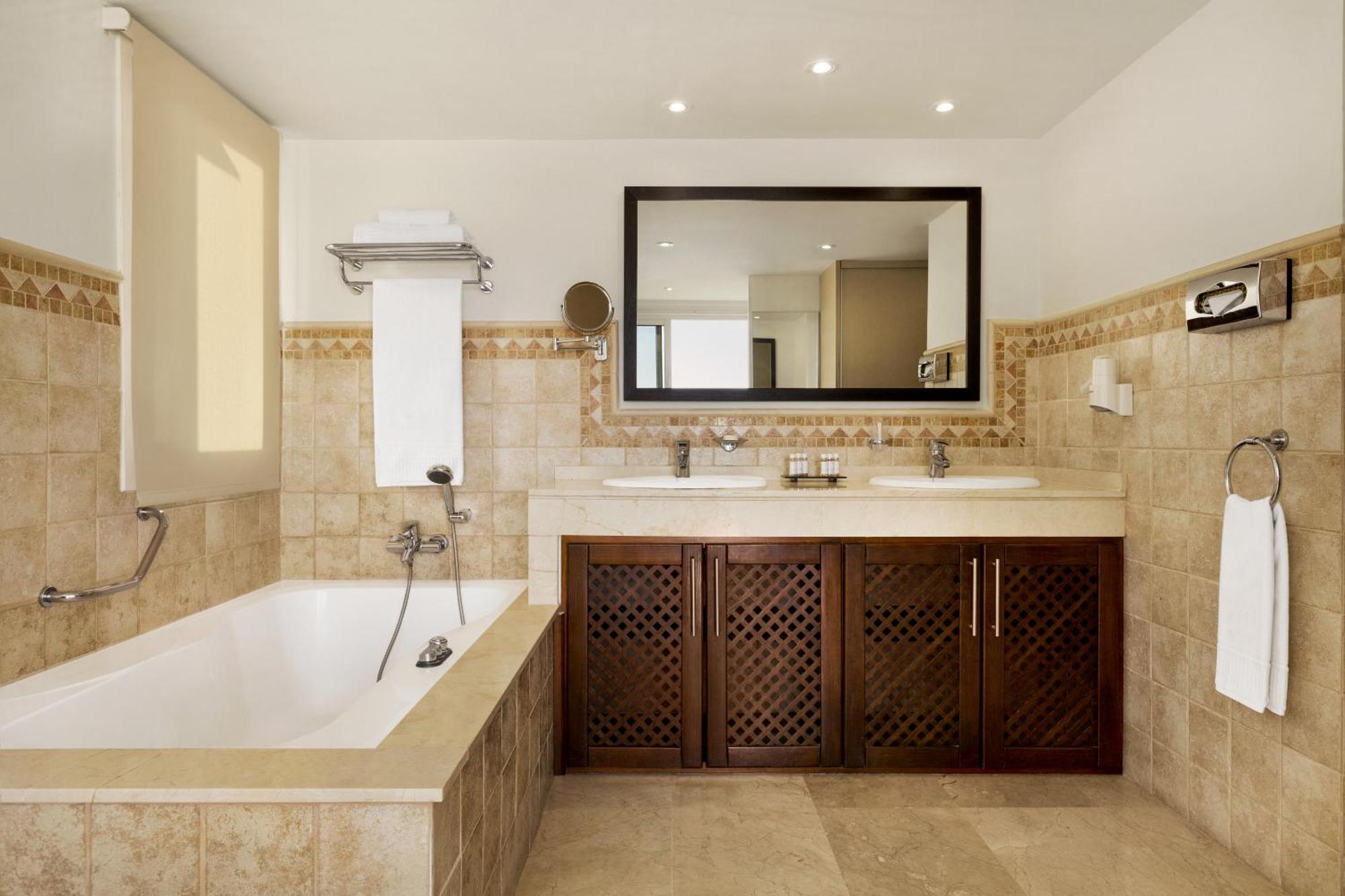 Superior Three-Bedroom Apartment with Hot Tub and Ocean View
