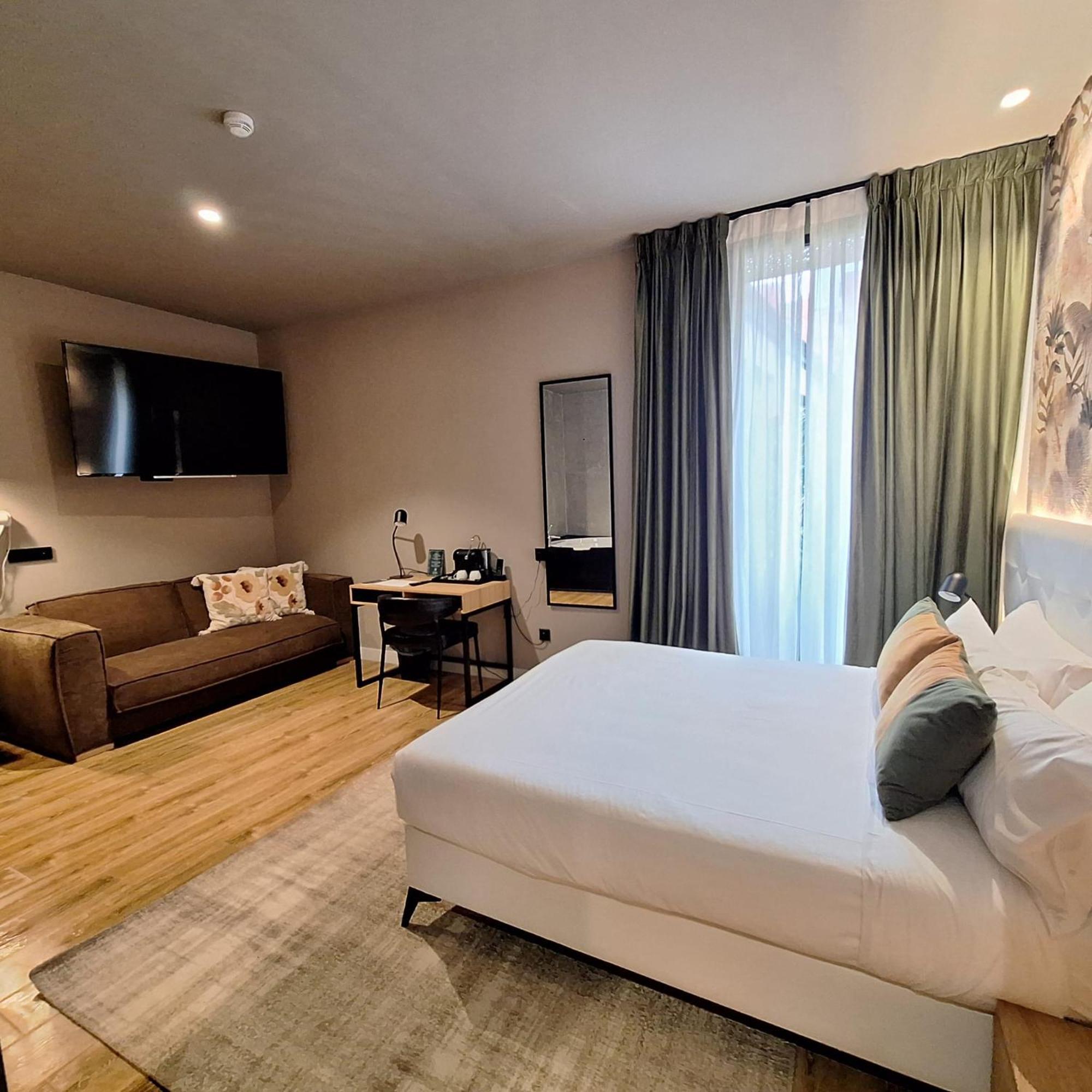 Deluxe Suite with Spa Bath,1632469538:JPEG