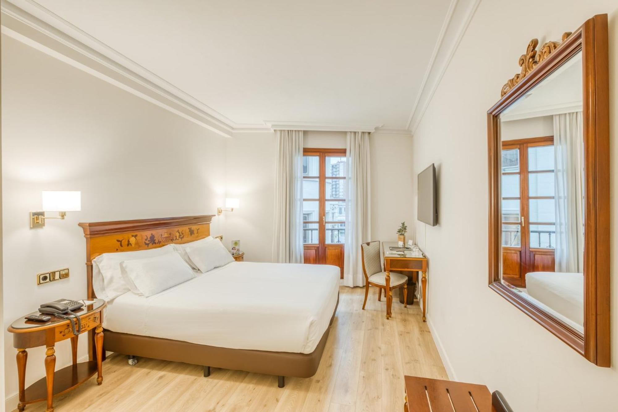 Habitacion clasica con vistas a la ciudad 1 Cama Doble