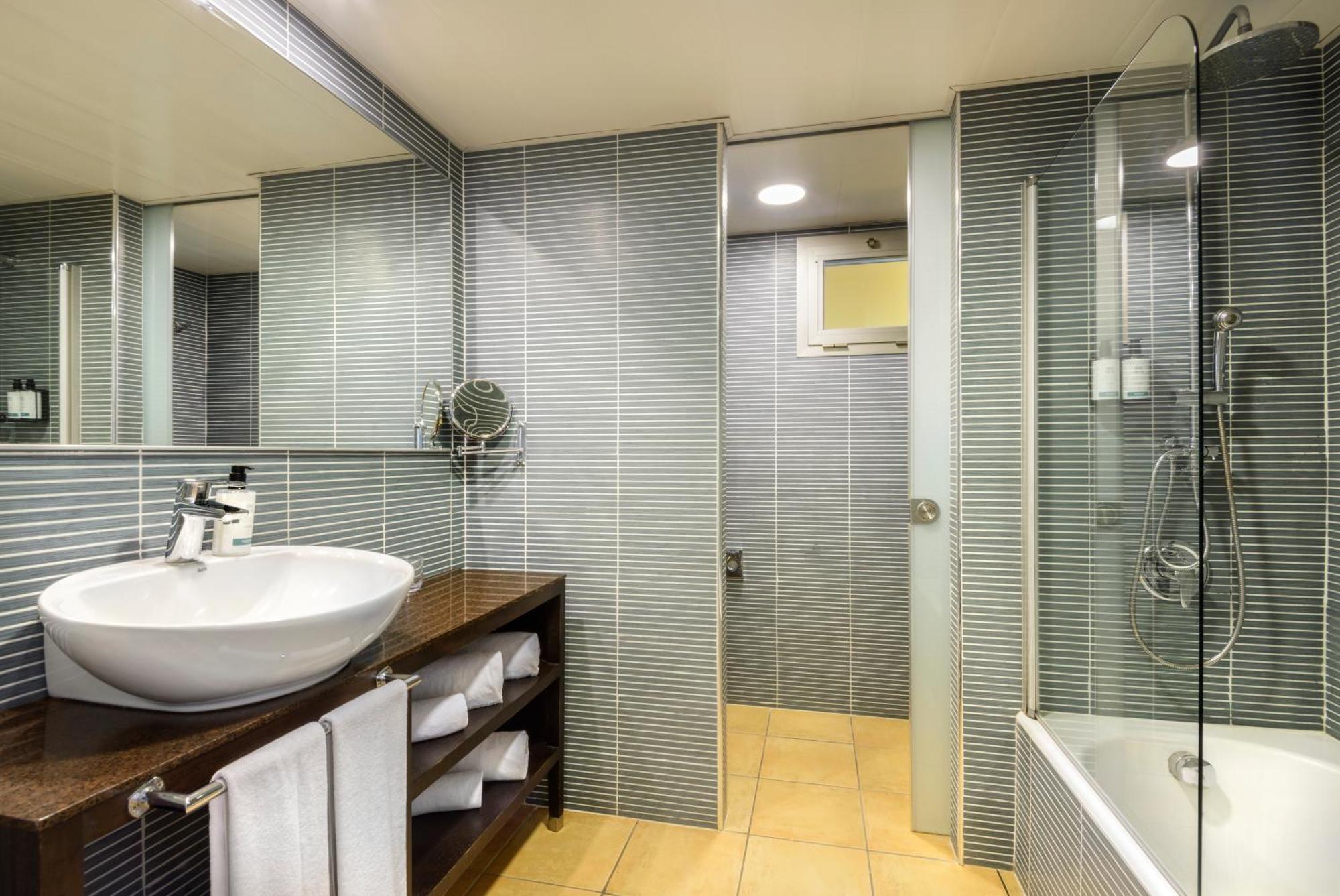 Deluxe Room (2 Adults + 2 Children)