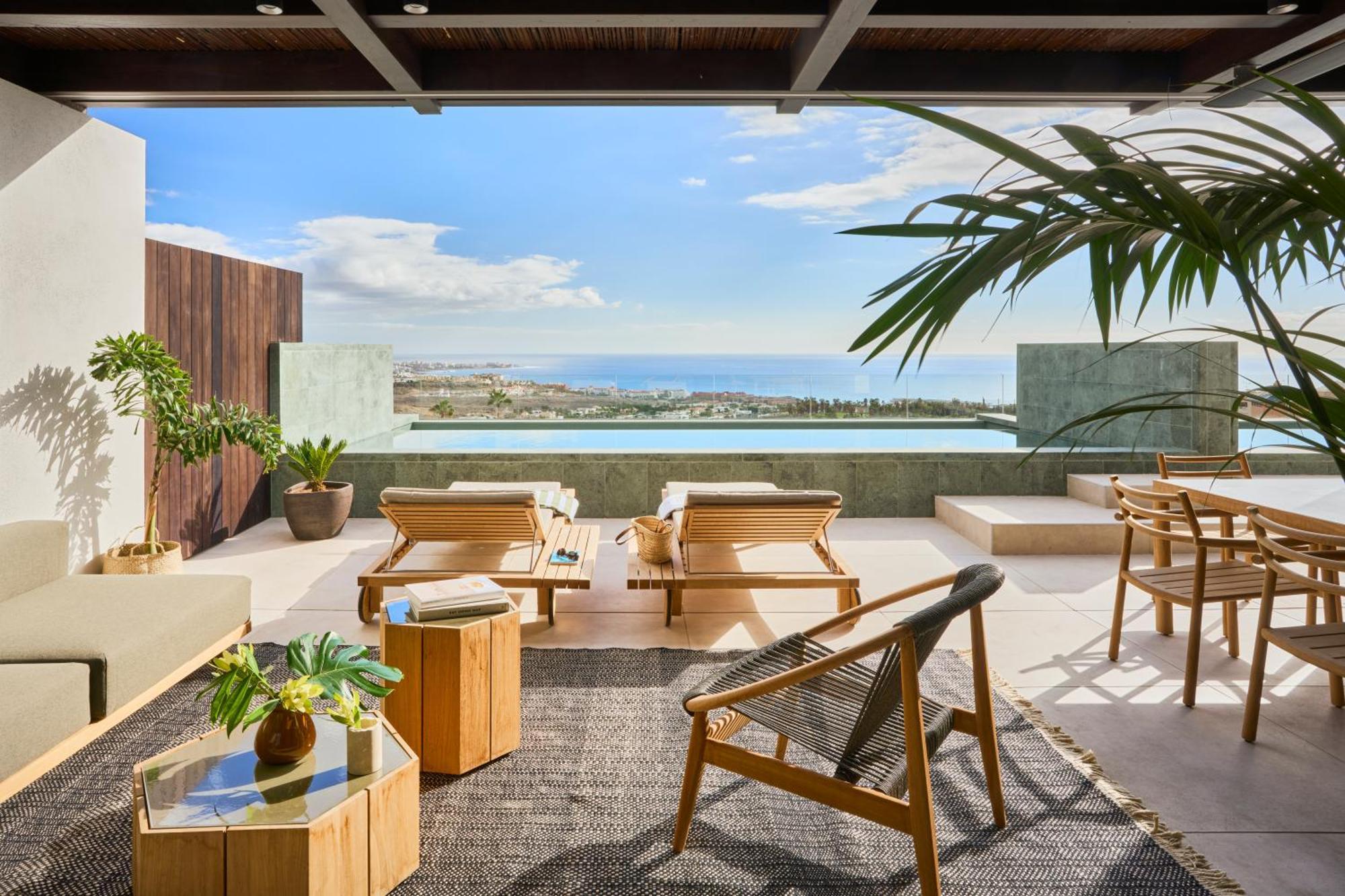 Deluxe Panoramic Suite 2 Bedrooms Pool