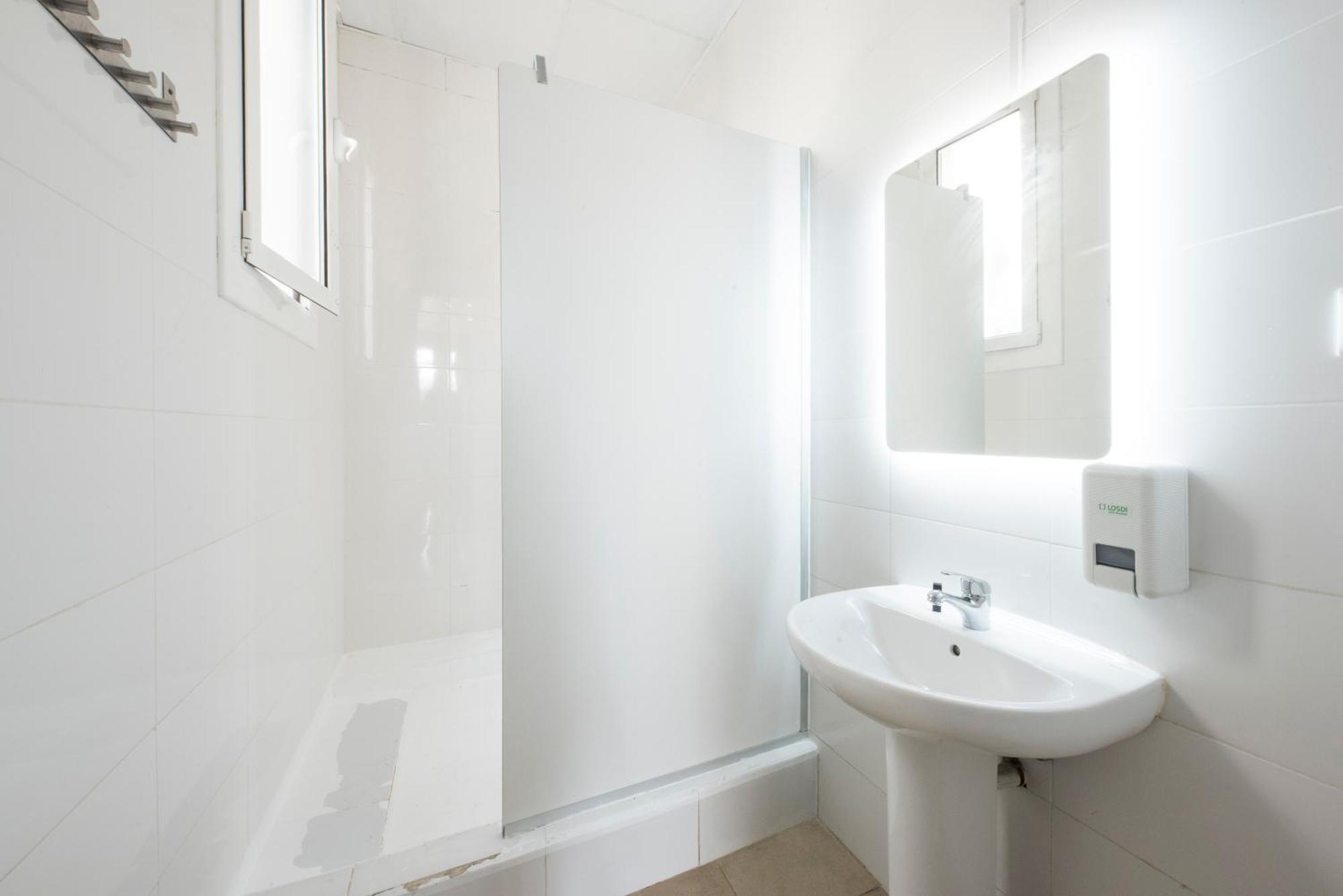 Bed in 12-Bed Female Dormitory Room Ensuite