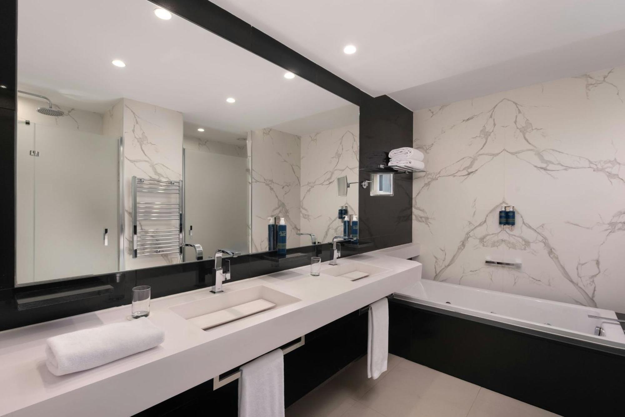 Superior Kamer met Kingsize Bed, Slaapbank, Balkon en Uitzicht op Zee