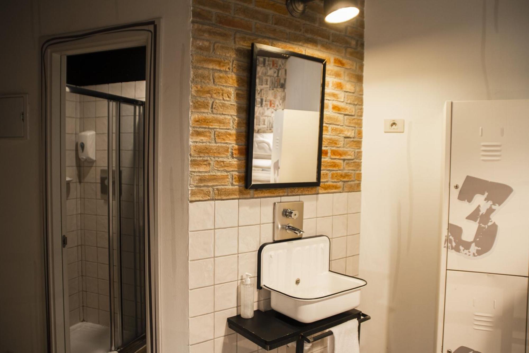 Bed voor 1 Persoon in een Slaapzaal met 4 Bedden en een Privébadkamer