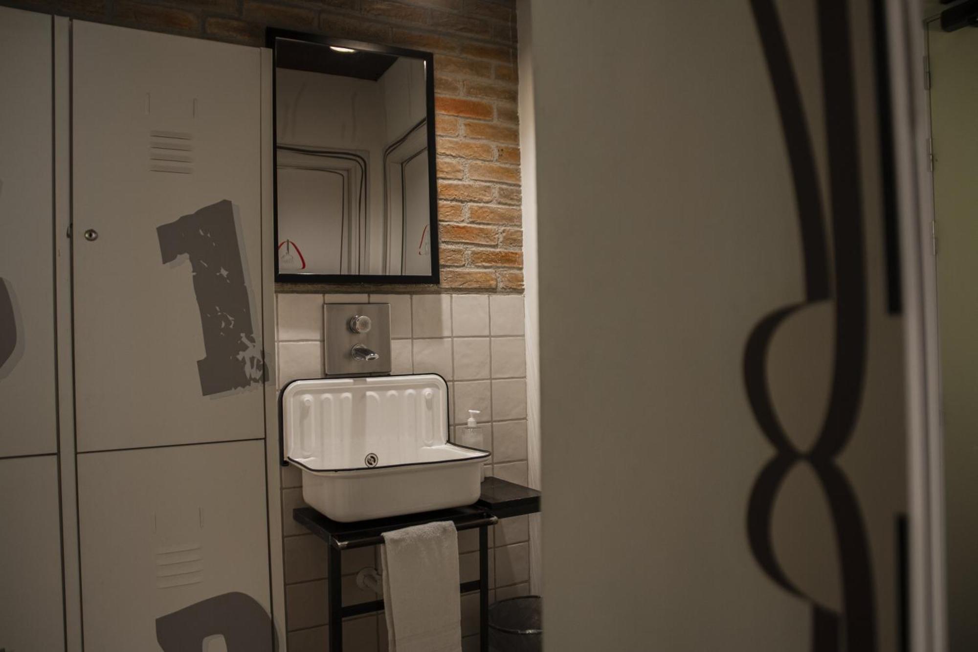 Eenpersoonsbed in Vrouwenslaapzaal met 8 Bedden - Eigen Badkamer
