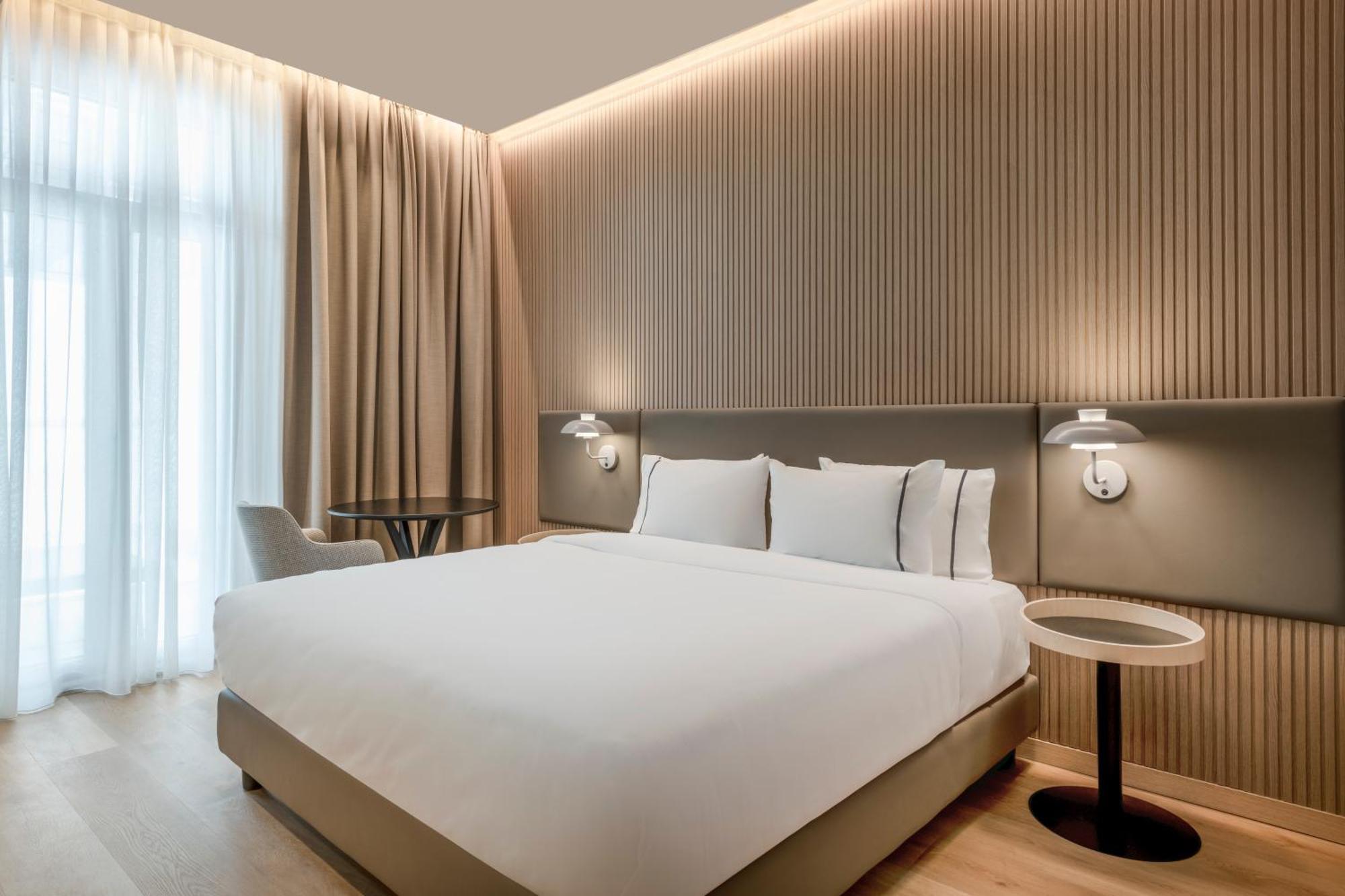 Standard Queen Room with Port View