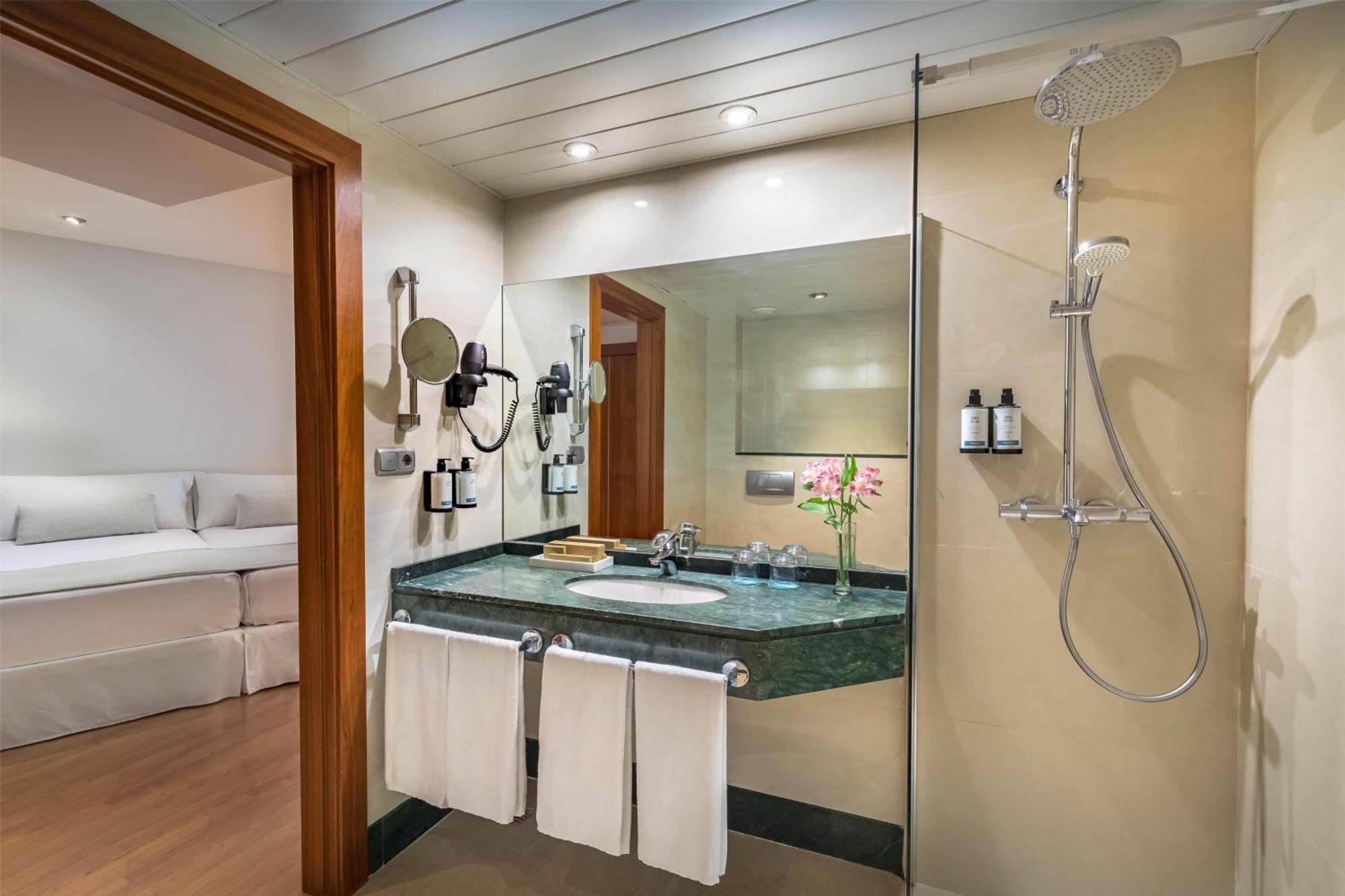 Family Room (2 Adults + 2 Children),1690934108:JPEG