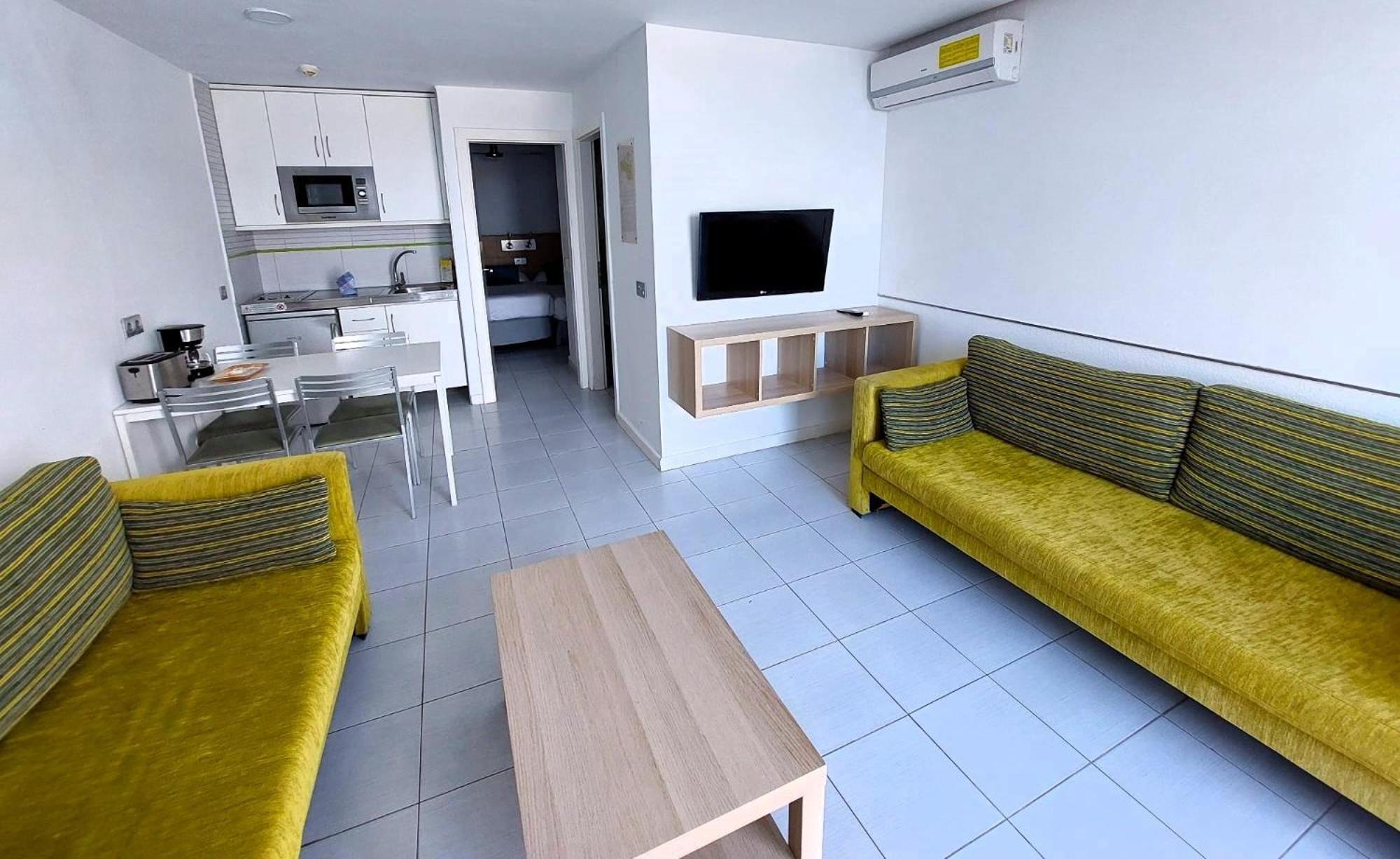 Klassisches Apartment mit 1 Schlafzimmer, Balkon, Meerblick und Klimaanlage